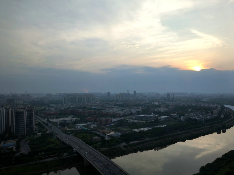 漫步星城 （1087）旭日东升