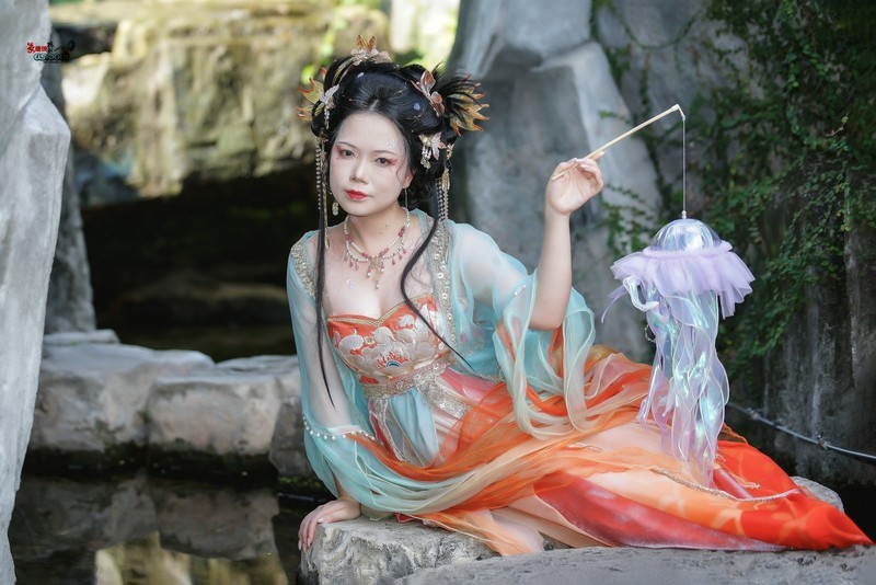 【石涧揽流光】---莉莉