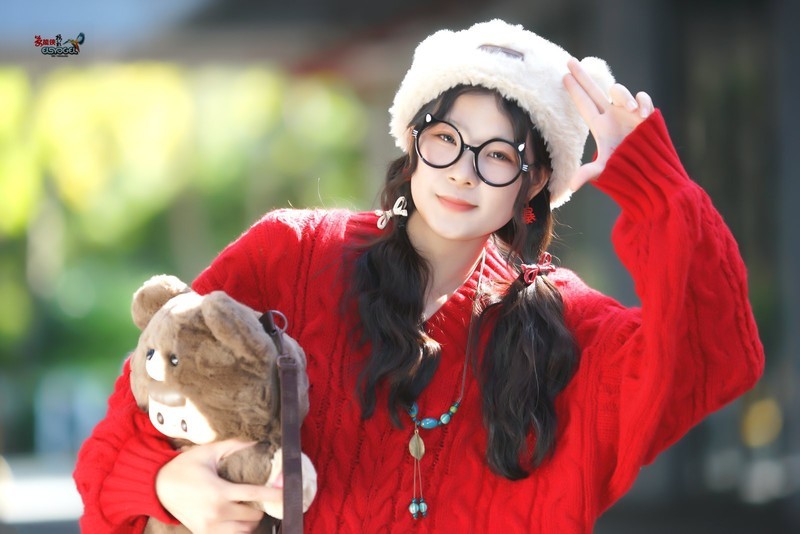 【冬日红毛衣女孩】---小柒
