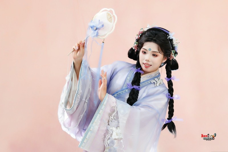 【浅紫烟罗扇底春】---金金