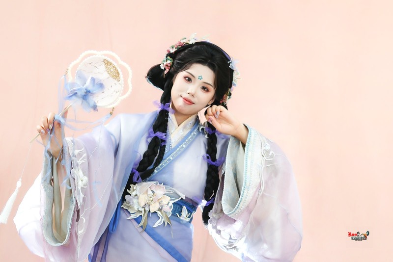 【浅紫烟罗扇底春】---金金