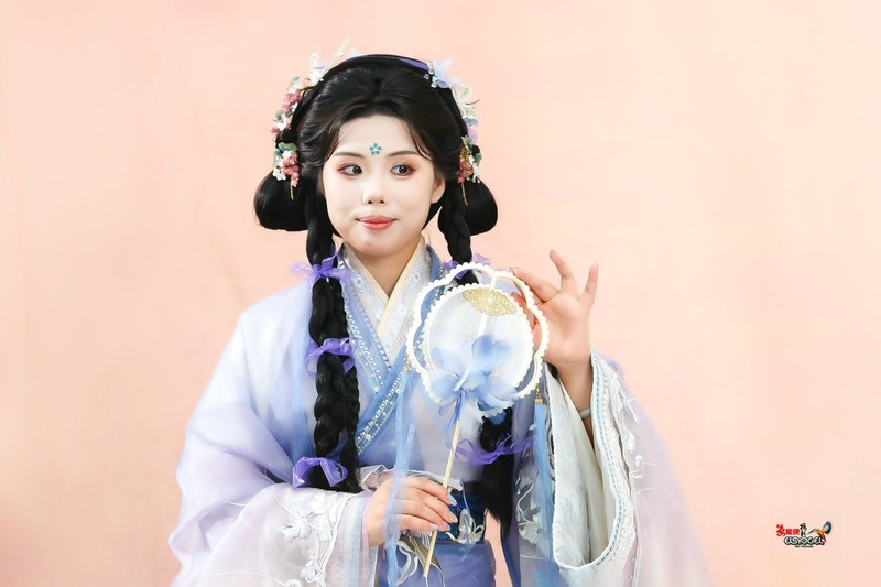 【浅紫烟罗扇底春】---金金