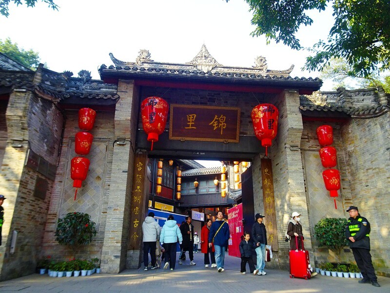 “锦里古街”张灯结彩