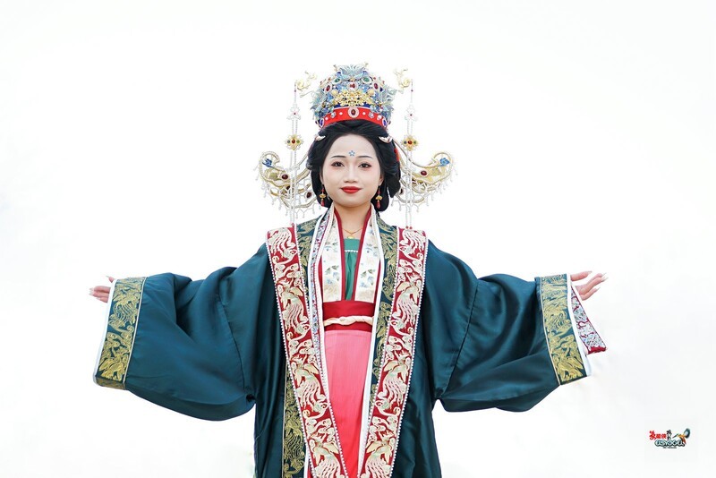 【檐下佳人冠上星】--- 小依
