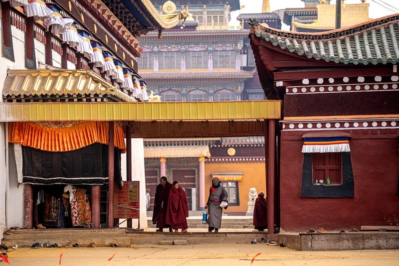 四川--阿坝县莫郎节【2】去参加活动的信众