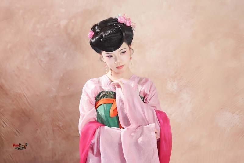【花间温婉·荷韵佳人】---婷儿