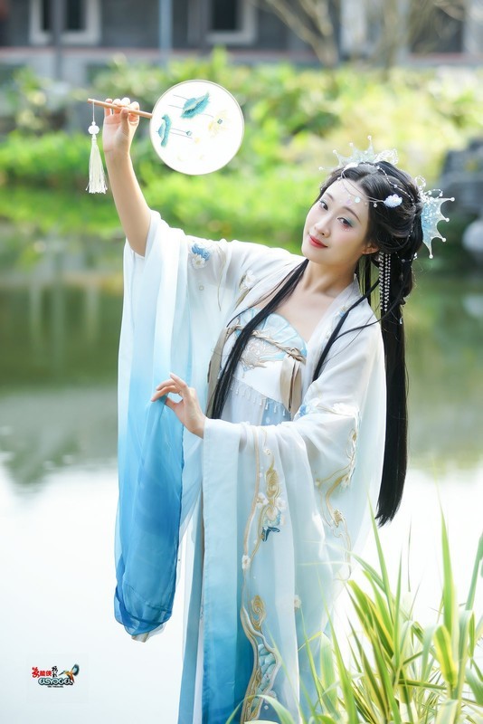 【水畔仙影】---银璐