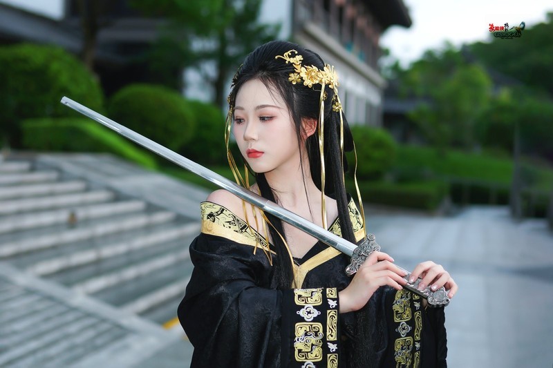 【黑衣战袍少女】---妹儿