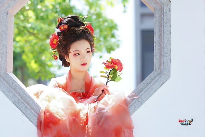 【一袭红衣少女】---芳芳