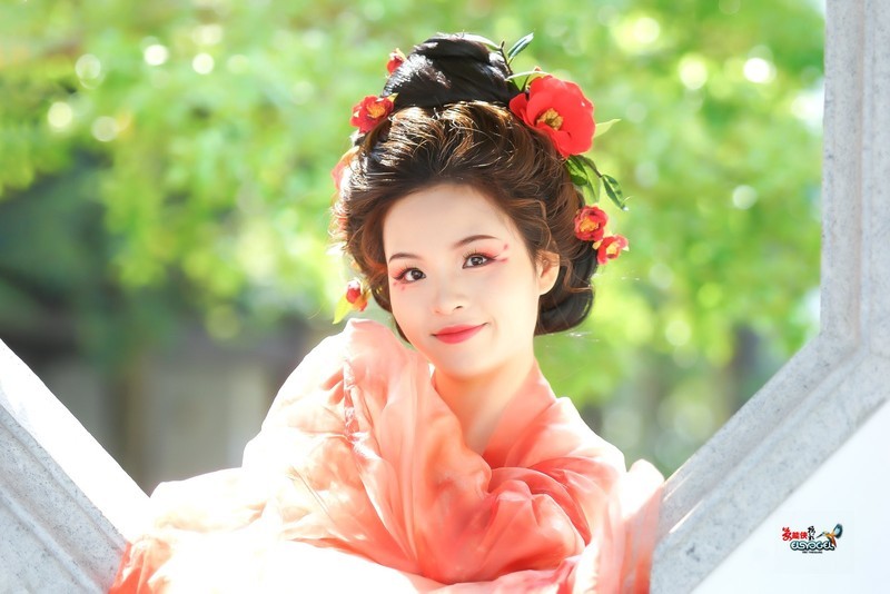 【一袭红衣少女】---芳芳