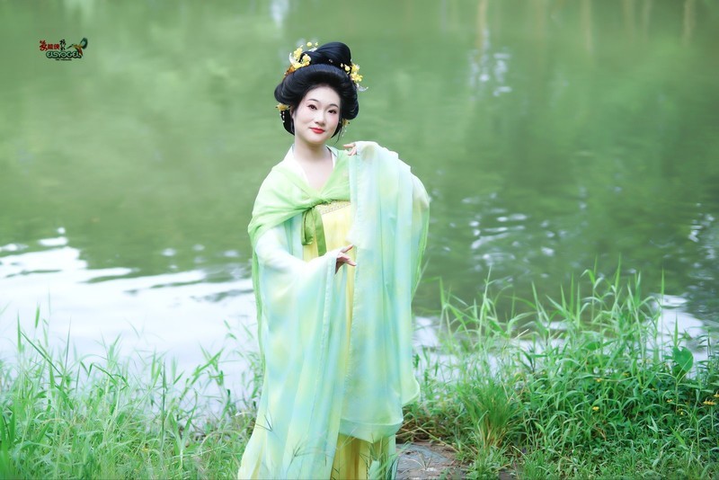 【湖畔春芜·唐影栖青】---引力