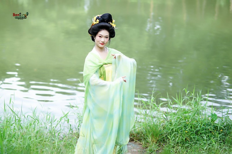 【湖畔春芜·唐影栖青】---引力