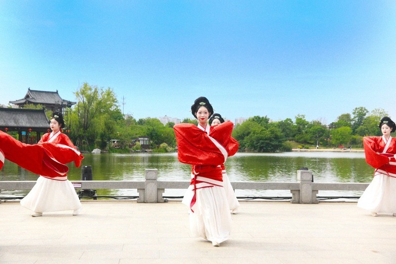 南阳卧龙岗风景区歌舞升平(二)