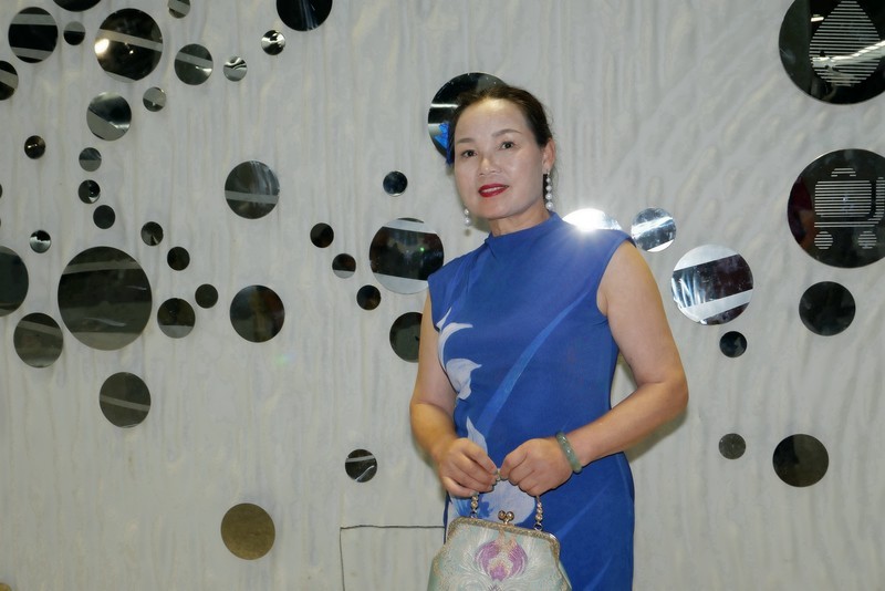 环境人像---武汉地铁壁画前佳丽！