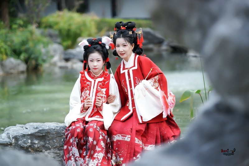 【母女湖畔时光】--- 婉灵、安琪