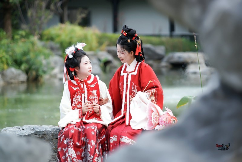 【母女湖畔时光】--- 婉灵、安琪