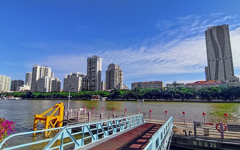 26057] 沿江西路的江边