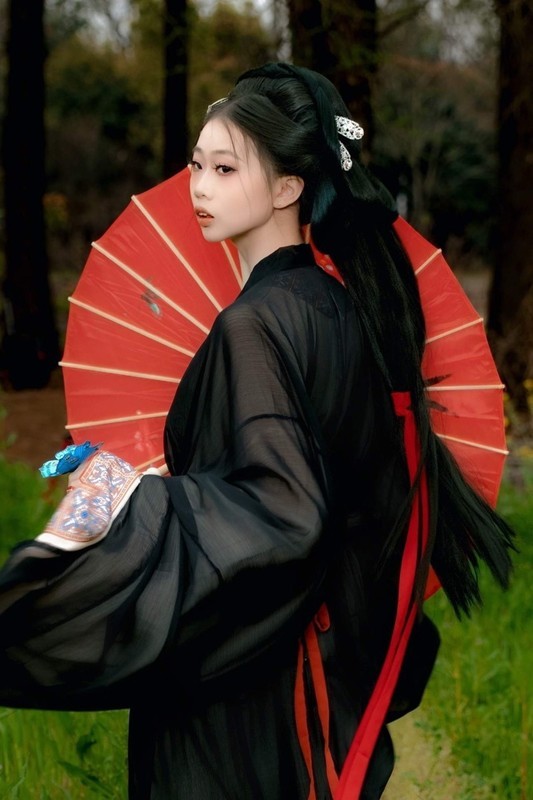 穿汉服的女子