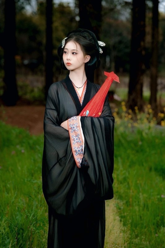 穿汉服的女子