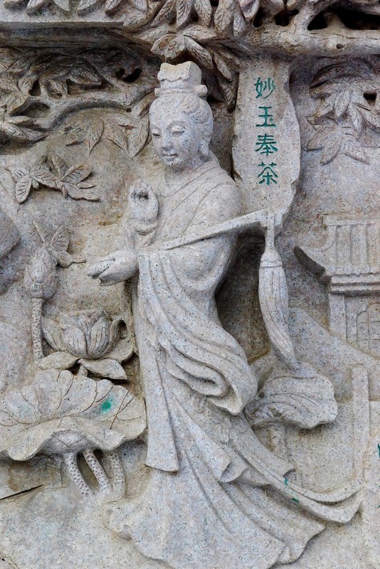 新华园内的石雕