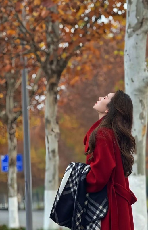 梧桐树下穿红色的女子