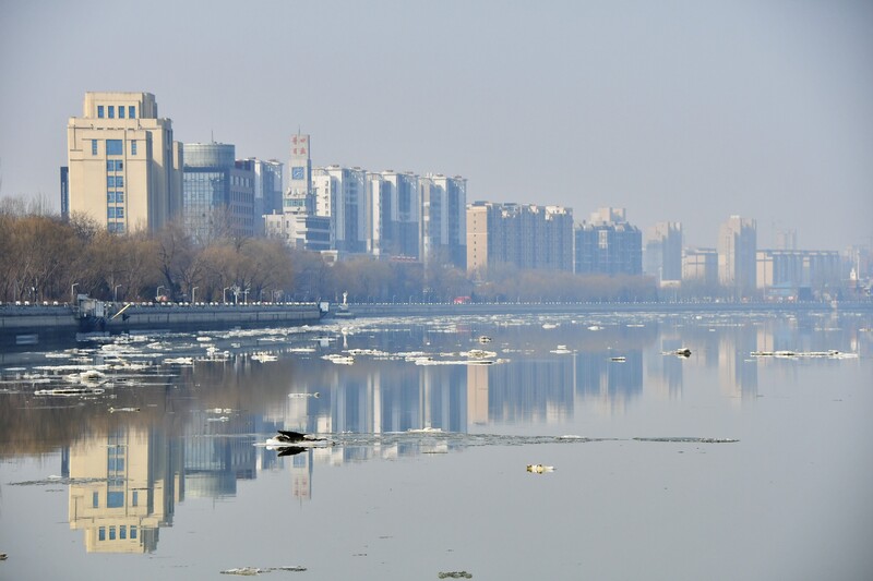 晨雾为大辽河罩上了美丽的嫁纱
