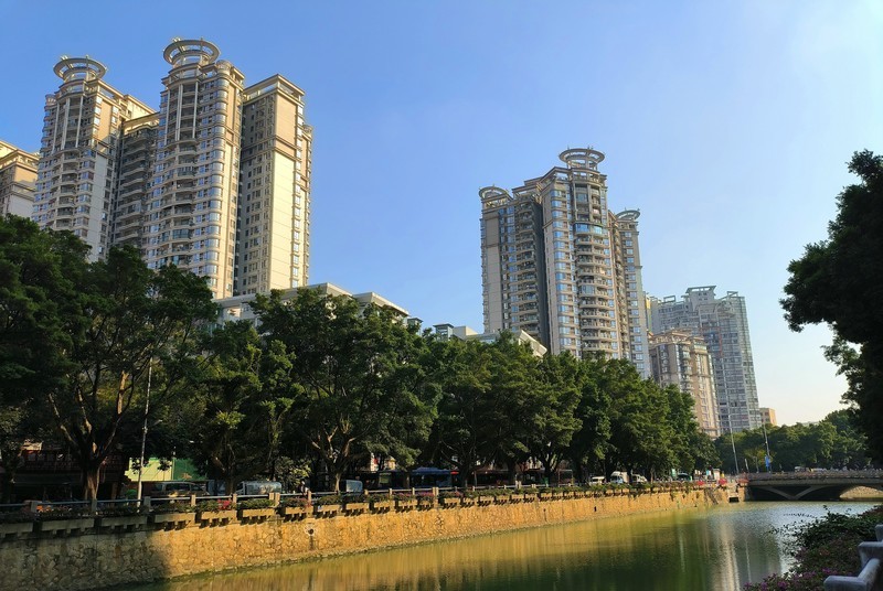 在滨江东一带闲逛。