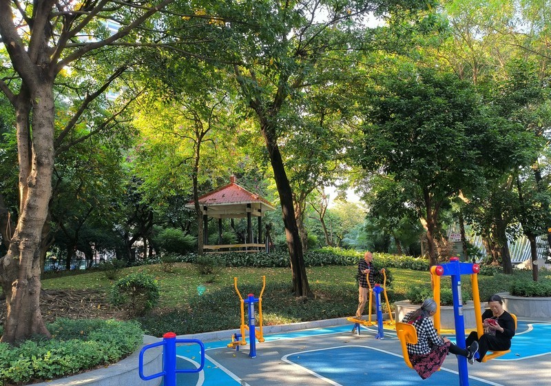 在滨江东一带闲逛。