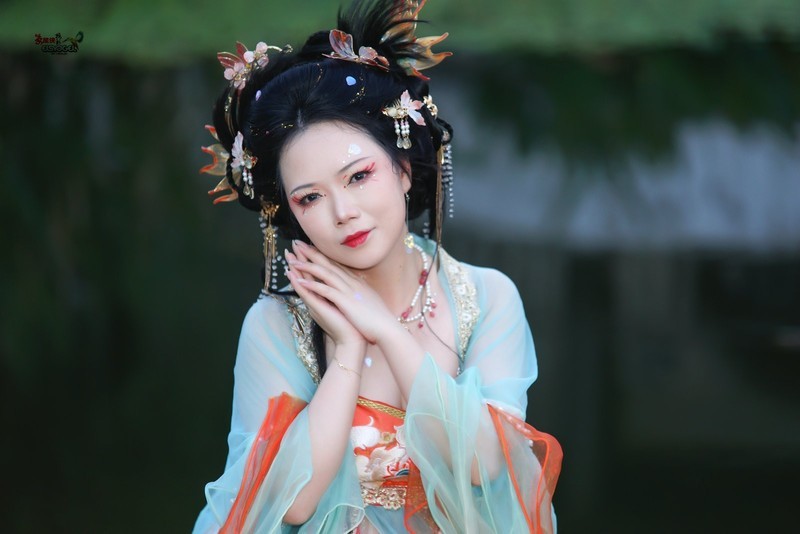 【湖畔美女】---莉莉