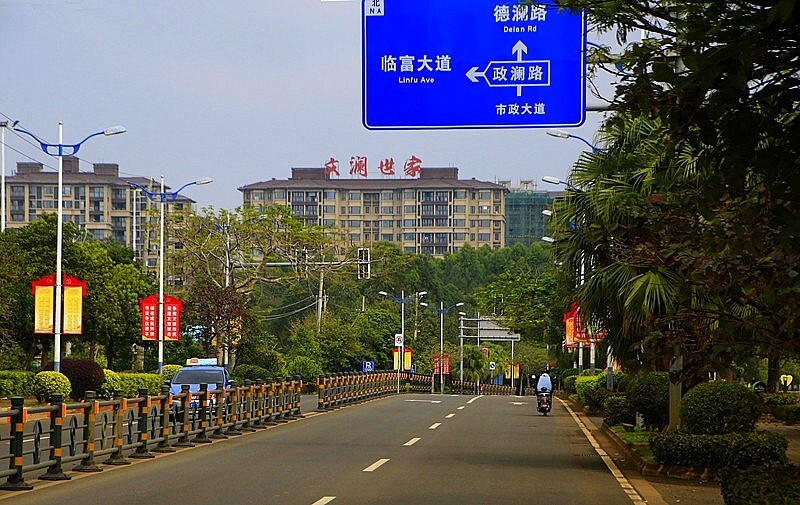 1218【不老松：二游海南纪实】临高长島兰湾去 县城在公交车上拍点路景!