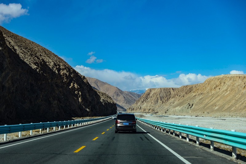 车行于帕米尔高原