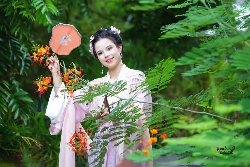 【扇引花间风】---小路