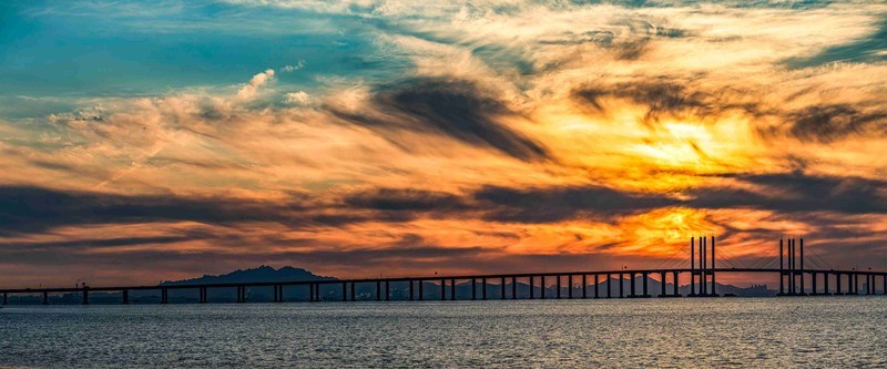 乱云飞渡胶州湾大桥