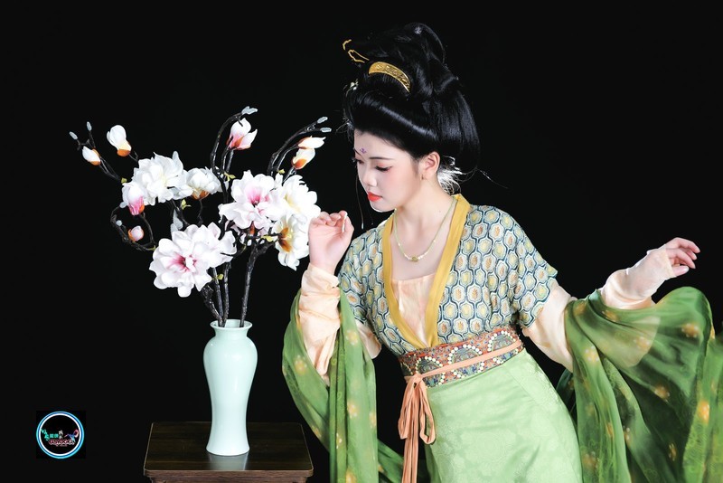 【一枝玉兰衬青罗】---婷儿
