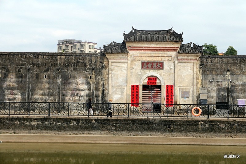 大万世居
