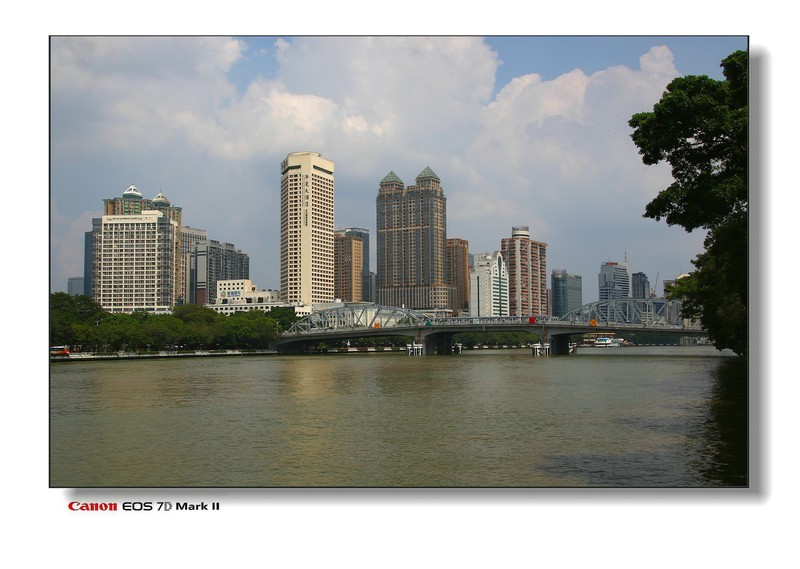 滨江边景色。