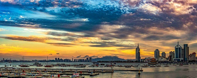 黑云铺远海  霞光染金波  层云吞落日   一水映高楼