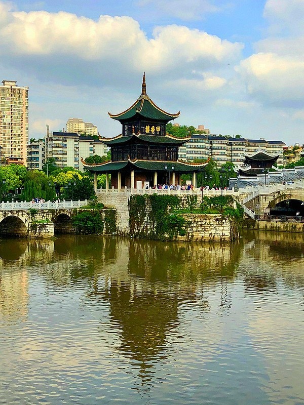 1728【不老松：纪实摄影】山河锦绣“山水之间” (09)甲秀楼，明万历年间建造。